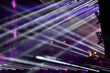 Bir canlı Edm konserde sahne ışıkları
