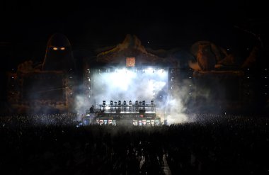 seyirci önünde sahne