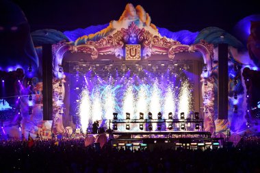 Fireworks canlı konser kalabalık önünde ateş 