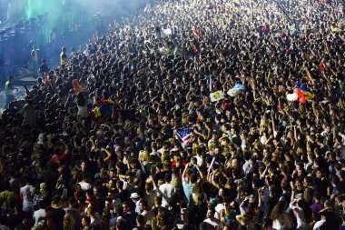 Kalabalık insan sahne önünde bir konserde