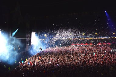 Kalabalığa canlı konser üzerine konfeti atma