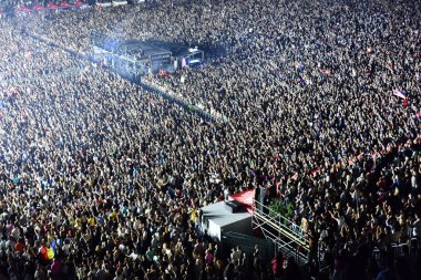 Kalabalık insan sahne önünde bir konserde