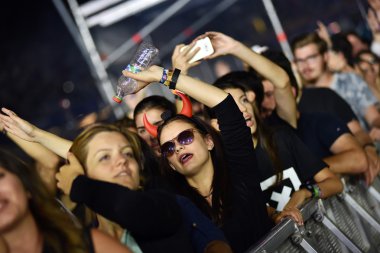 Kalabalık bir canlı konser kaldırdı kollarını