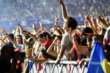 Kalabalık bir canlı konser kaldırdı kollarını