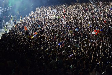 Kalabalık insan sahne önünde bir konserde