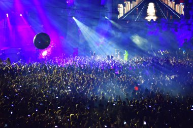 DJ kayıp karıştırma Frekanslar sahnede canlı