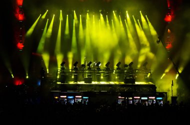 Canlı bir müzik festivalinde sahnede karıştırma dj