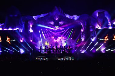 Canlı bir müzik festivalinde sahnede karıştırma dj