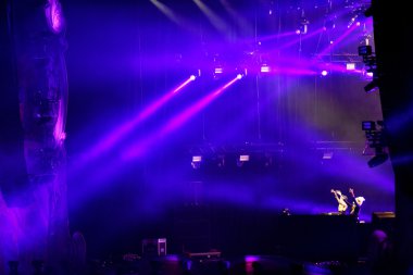 Bir canlı Edm konserde sahne ışıkları