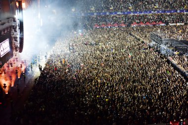 Kalabalık insan sahne önünde bir konserde