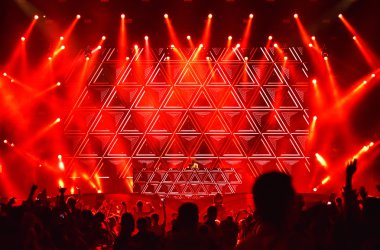 DJ kayıp karıştırma Frekanslar sahnede canlı