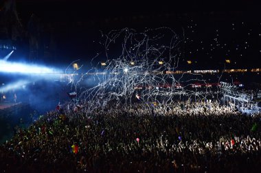 Kalabalığa canlı konser üzerine konfeti atma