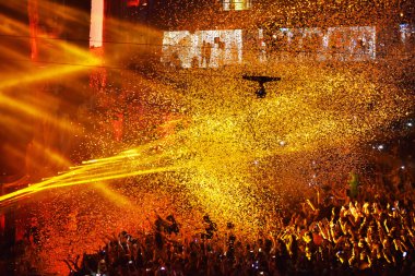 Konfeti bir konser sırasında parti kalabalık üzerinde