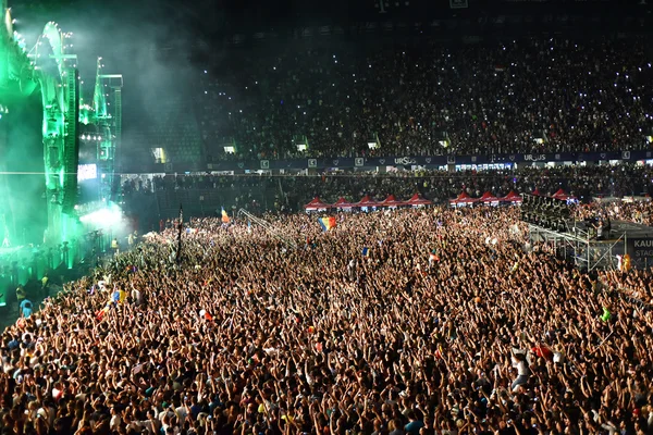 Large crowd of people at a concert in the front of the stage — Stock Photo, Image