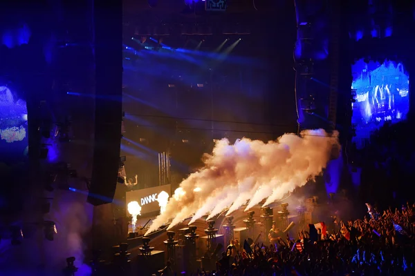 Cañones de humo de CO2 en un concierto en vivo —  Fotos de Stock