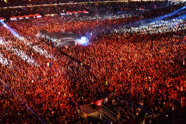 Grande multidão em um concerto na frente do palco — Fotografia de Stock