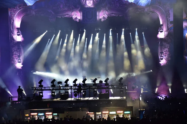 Dj mezcla en vivo en el escenario en un festival de música — Foto de Stock