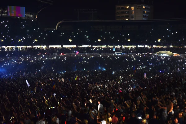 Velký dav lidí na koncertě přední části jeviště — Stock fotografie