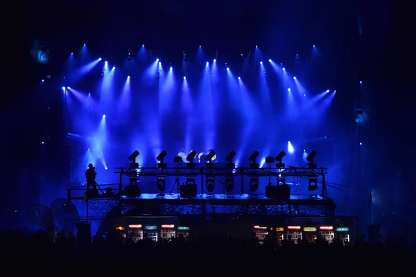 Dj mezcla en vivo en el escenario en un festival de música — Foto de Stock