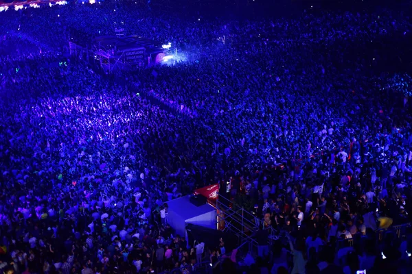 Grande multidão em um concerto na frente do palco — Fotografia de Stock
