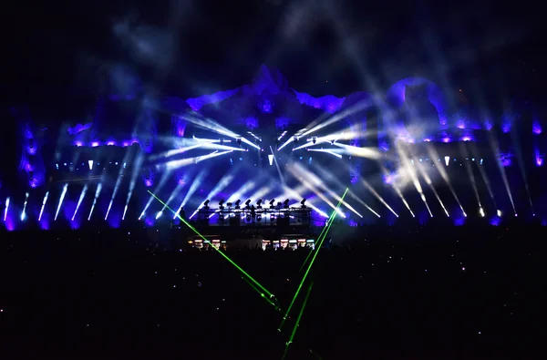 DJ mischt live auf der Bühne bei einem Musikfestival — Stockfoto