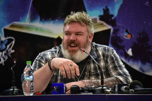 Kristian nairn (hodor, Spiel der Throne) bei einer Pressekonferenz — Stockfoto