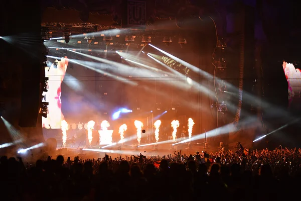 Dj mixing live on the stage at a music festival — Stok Foto