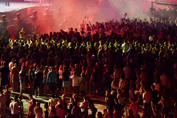 Tłum ludzi, taniec na koncercie — Zdjęcie stockowe