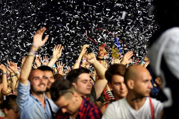 Multitud con los brazos levantados en un concierto en vivo — Foto de Stock