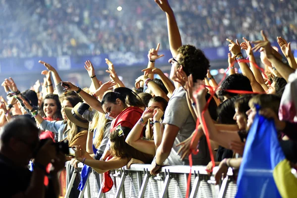 Multidão com braços erguidos num concerto ao vivo — Fotografia de Stock