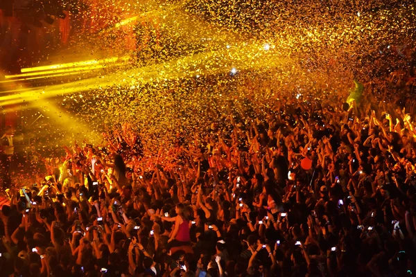 Confetti over partying crowd during a live concert — Stock Photo, Image