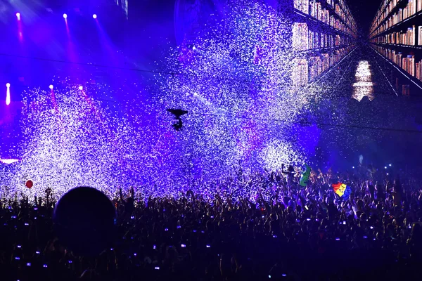 Confetti sobre fiesta multitud durante un concierto en vivo — Foto de Stock