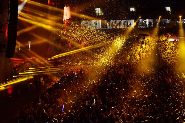 Konfetti nad imprezowania tłum podczas koncertu na żywo — Zdjęcie stockowe