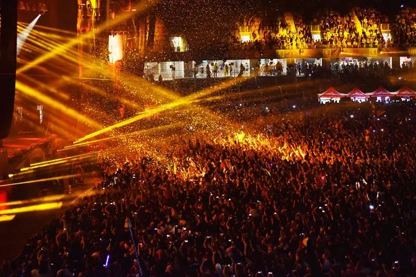 Confetti sobre festa multidão durante um concerto ao vivo — Fotografia de Stock