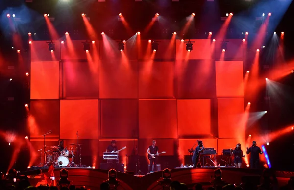 La band si esibisce dal vivo sul palco — Foto Stock