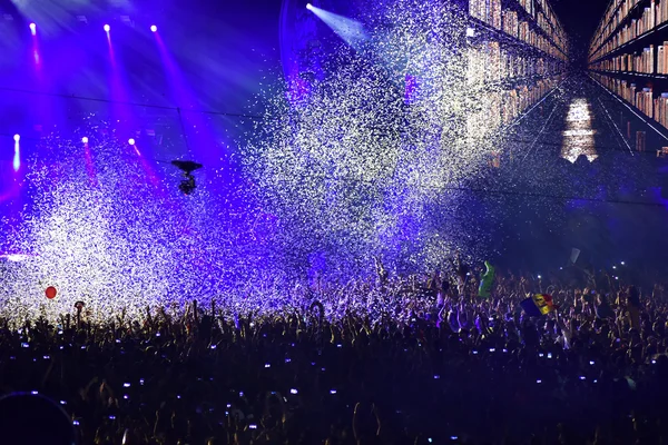 Confetti sobre festa multidão durante um concerto ao vivo — Fotografia de Stock