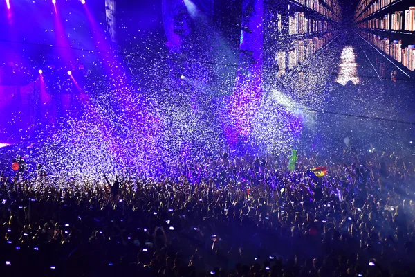 Confetti sobre fiesta multitud durante un concierto en vivo — Foto de Stock