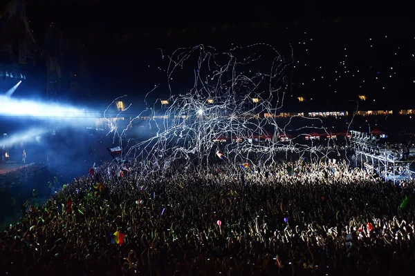 Konfetti über Menschenmenge bei Live-Konzert geworfen — Stockfoto