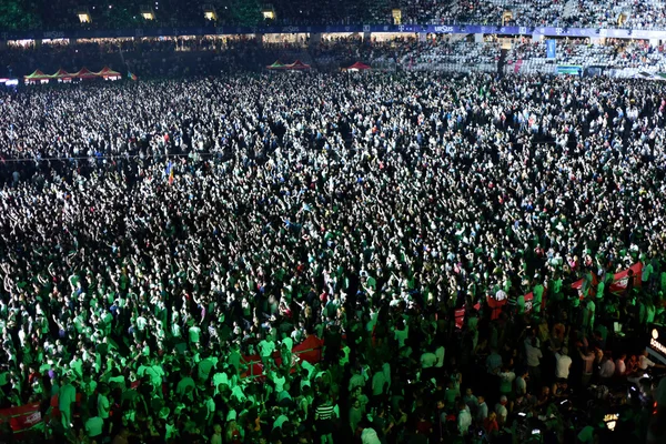 Толпа на концерте — стоковое фото