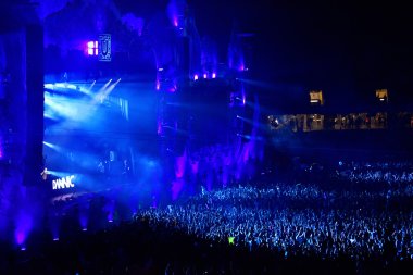 kalabalık seyirci kadar eller yükselterek bir müzik konserinde