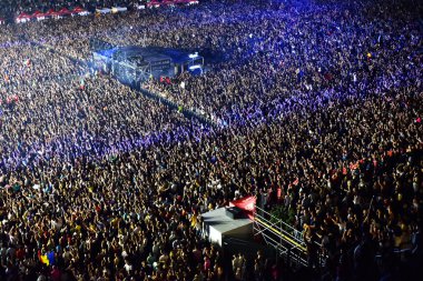 Kalabalık insan sahne önünde bir konserde