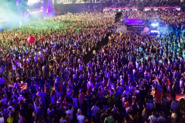 Kişilik konser, parti kalabalık