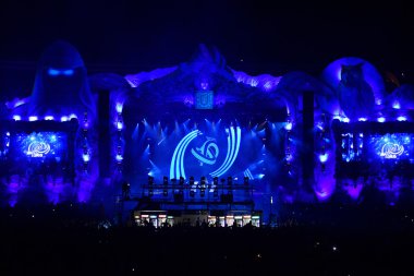 seyirci önünde sahne