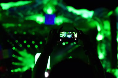 Canlı con olarak akıllı telefonları ile fotoğraf çekmek insanlar silüeti