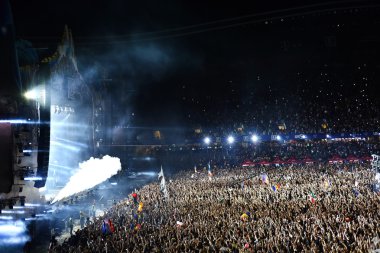 Kalabalık bir konserde yayan duman duman topları