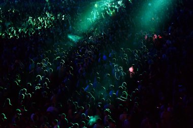 kalabalık seyirci kadar eller yükselterek bir müzik konserinde