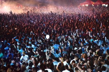 kalabalık seyirci kadar eller yükselterek bir müzik konserinde