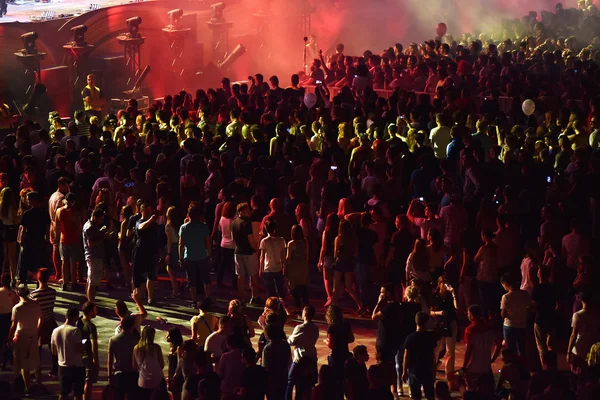 Dav lidí tančí na koncertě — Stock fotografie