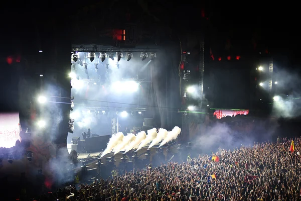 Multidão de pessoas em festa no concerto — Fotografia de Stock