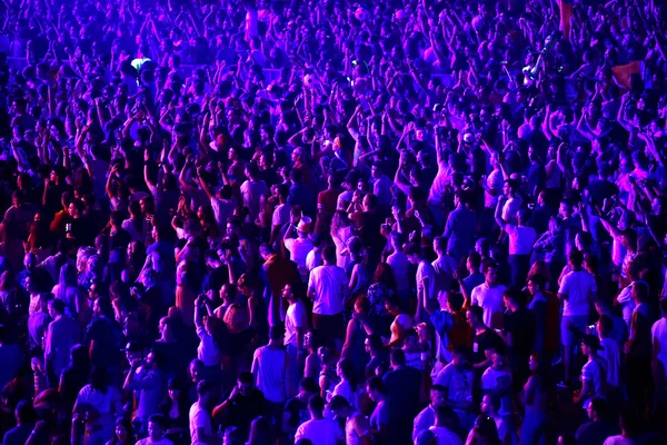 Menschenmenge bei Musikkonzert, Publikum hebt die Hände — Stockfoto